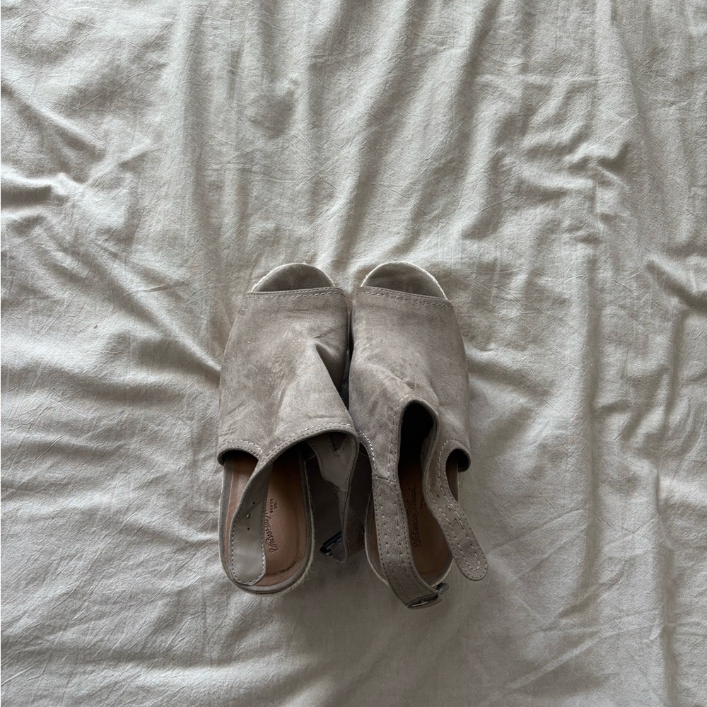 Elegant Tan Wedges